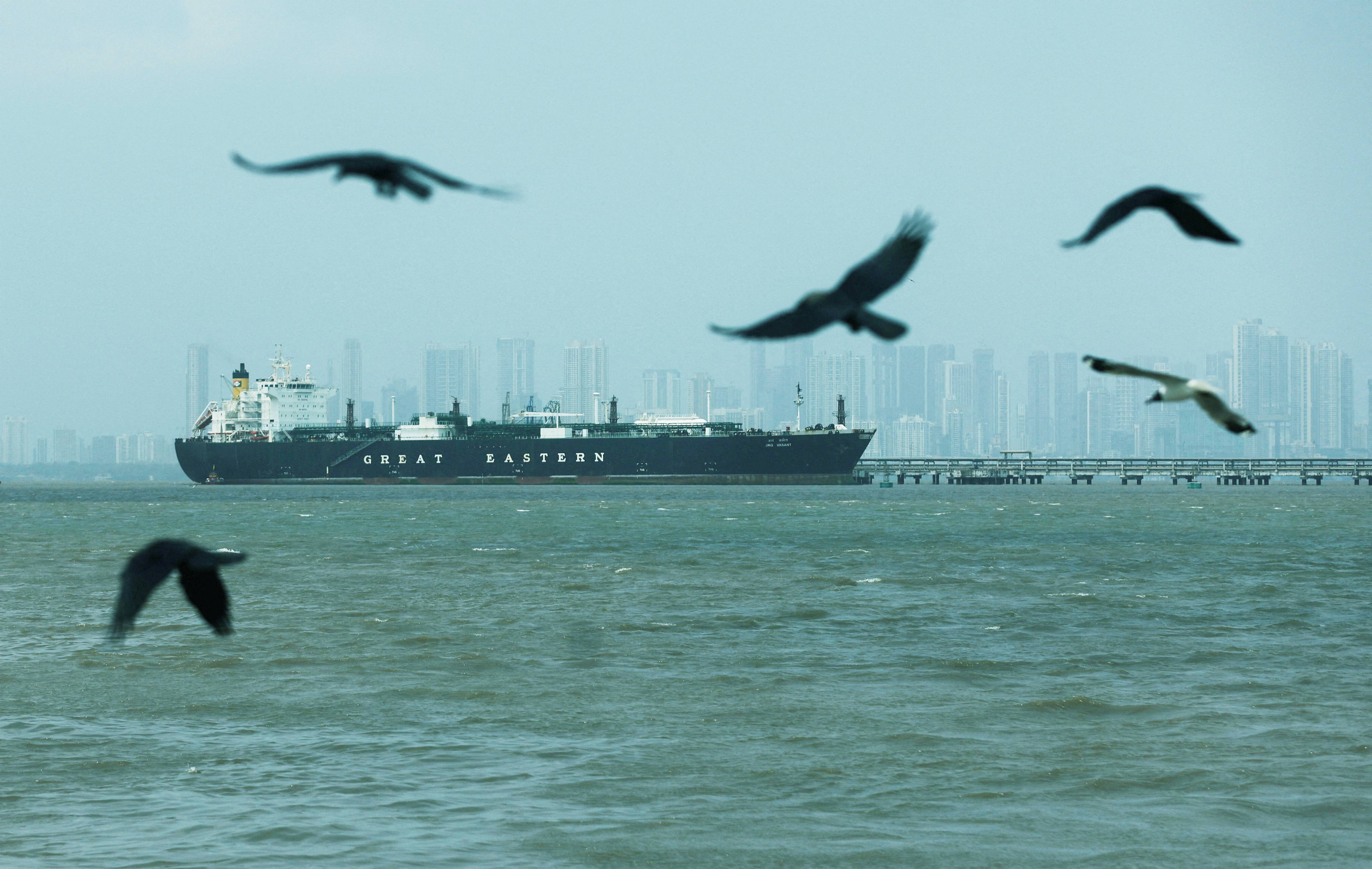 Eo bien Hormuz mo hoan toan, ong Trump noi chien su som ket thuc hinh anh