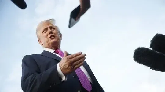 Tong thong Trump: Iran 'dang gio tro' hinh anh