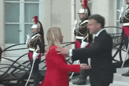 Cai om gay chu y giua Tong thong Phap va Thu tuong Italy hinh anh