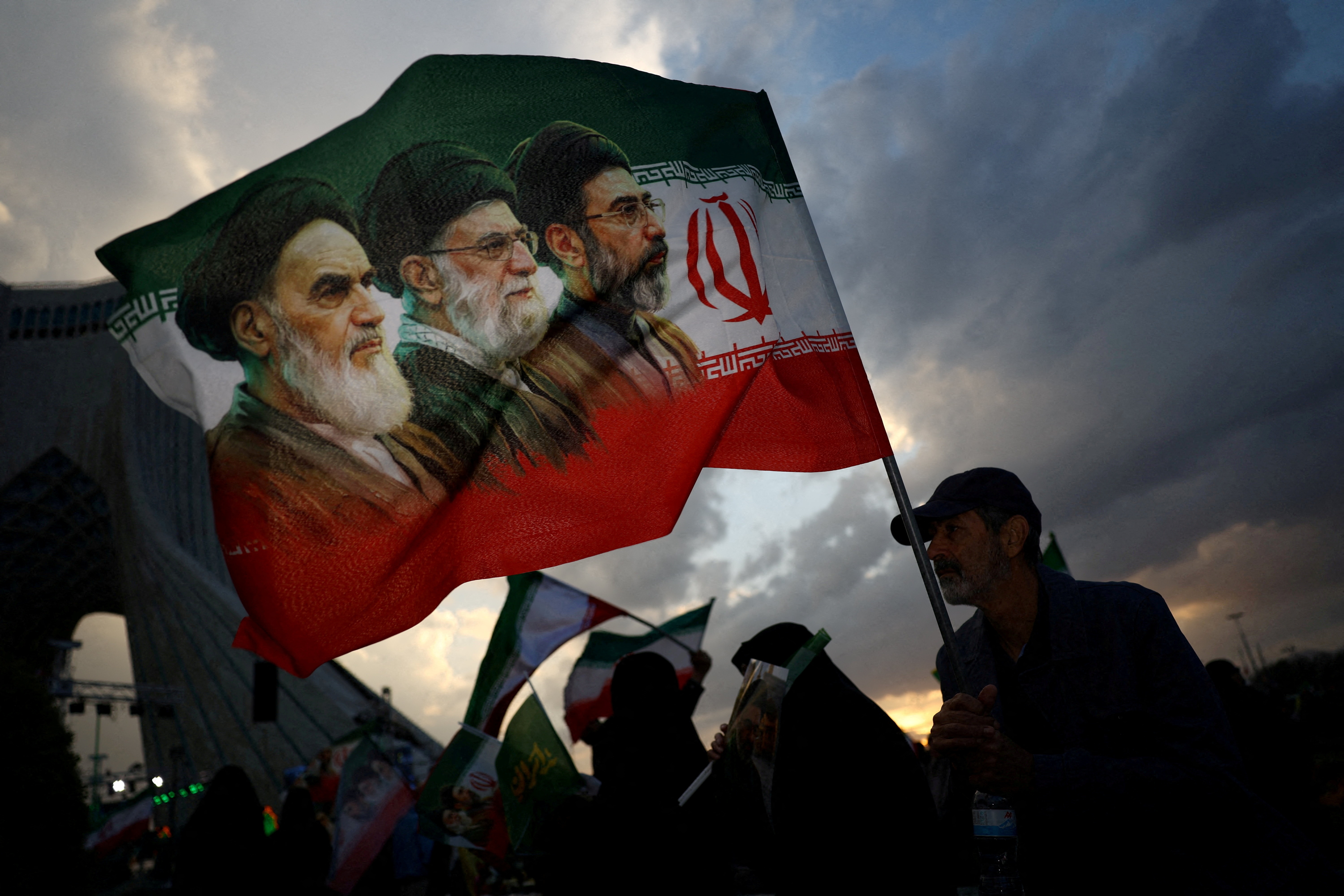 Co van Lanh tu Toi cao Iran: eo bien Hormuz nhu ‘bom nguyen tu’ hinh anh