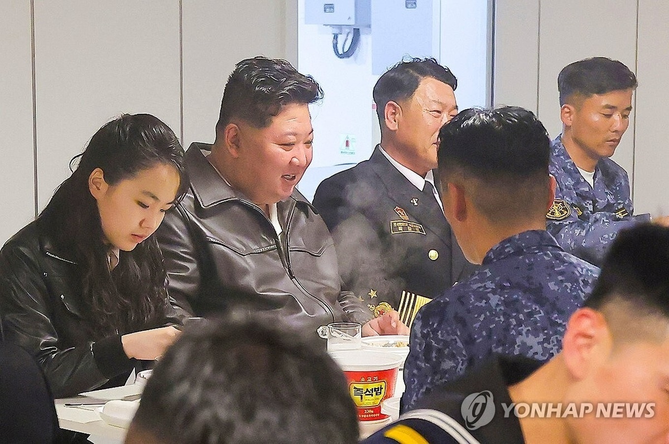 Ong Kim Jong Un cung con gai thi sat chien ham hinh anh