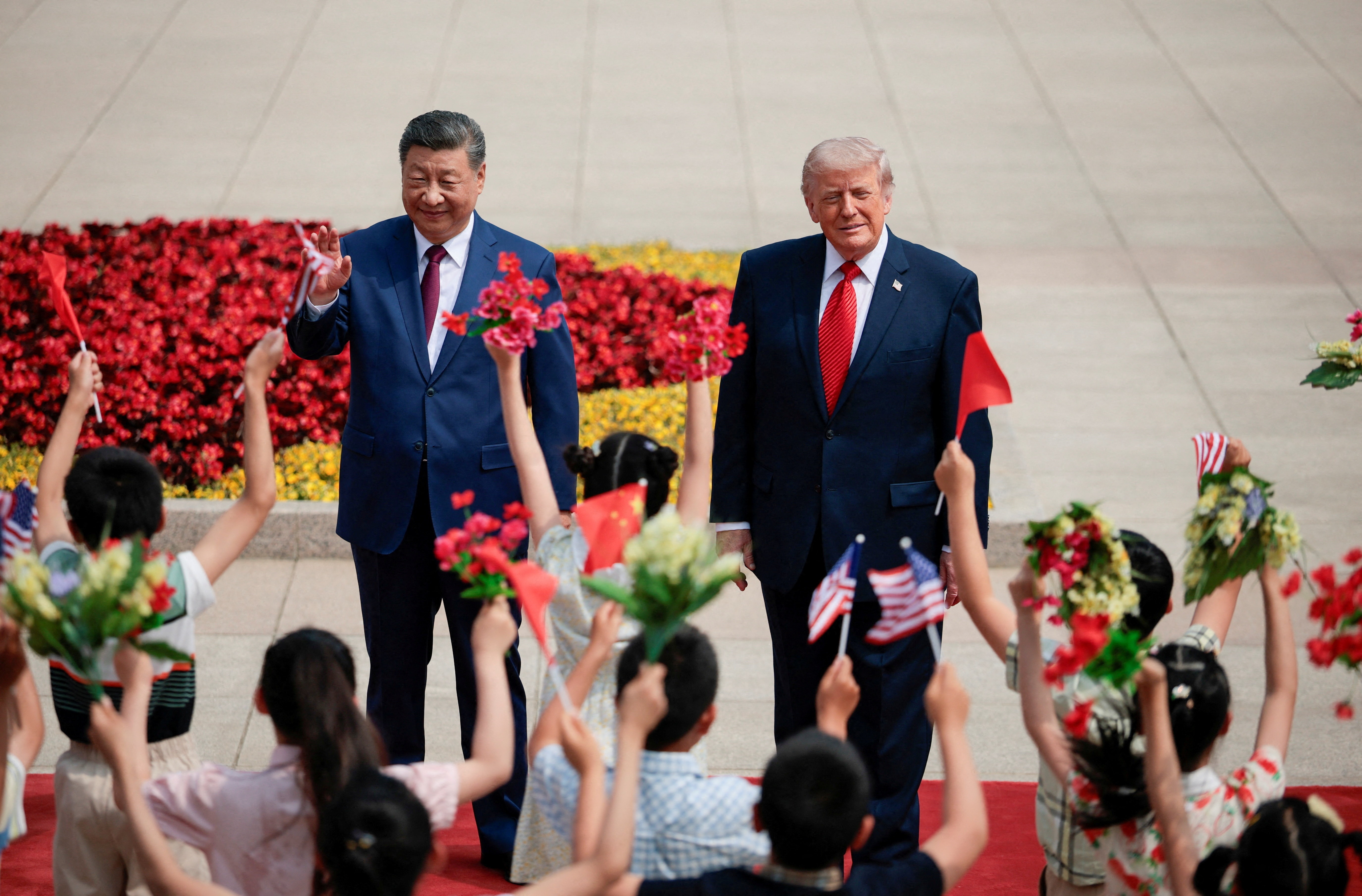 Cac em nho Trung Quoc vay co hoa chao don Tong thong Trump hinh anh