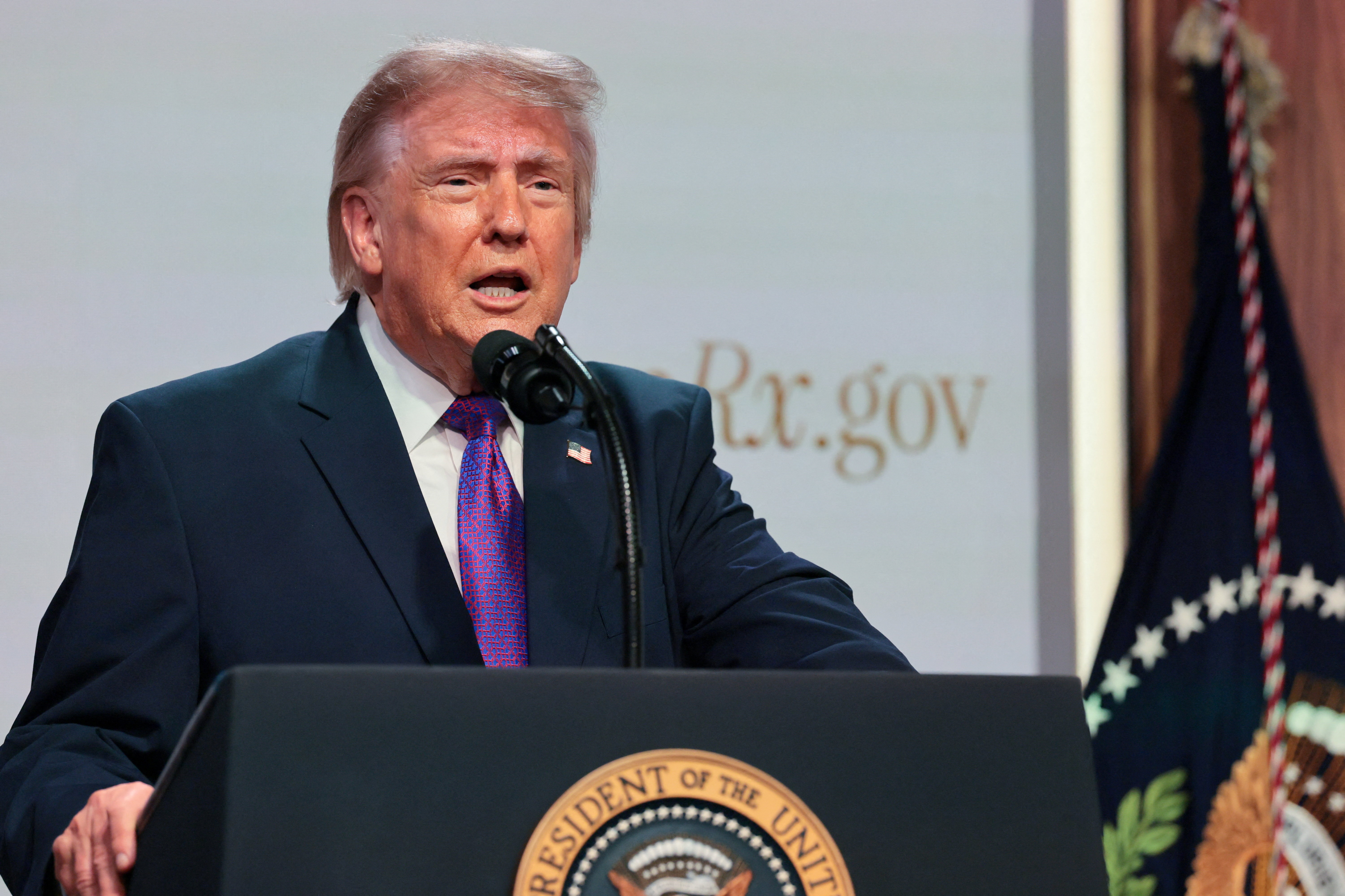 Ong Trump hoan ke hoach tan cong Iran hinh anh