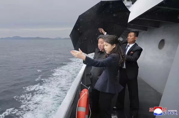 Chu tich Trieu Tien Kim Jong Un va con gai thi sat tau khu truc hinh anh
