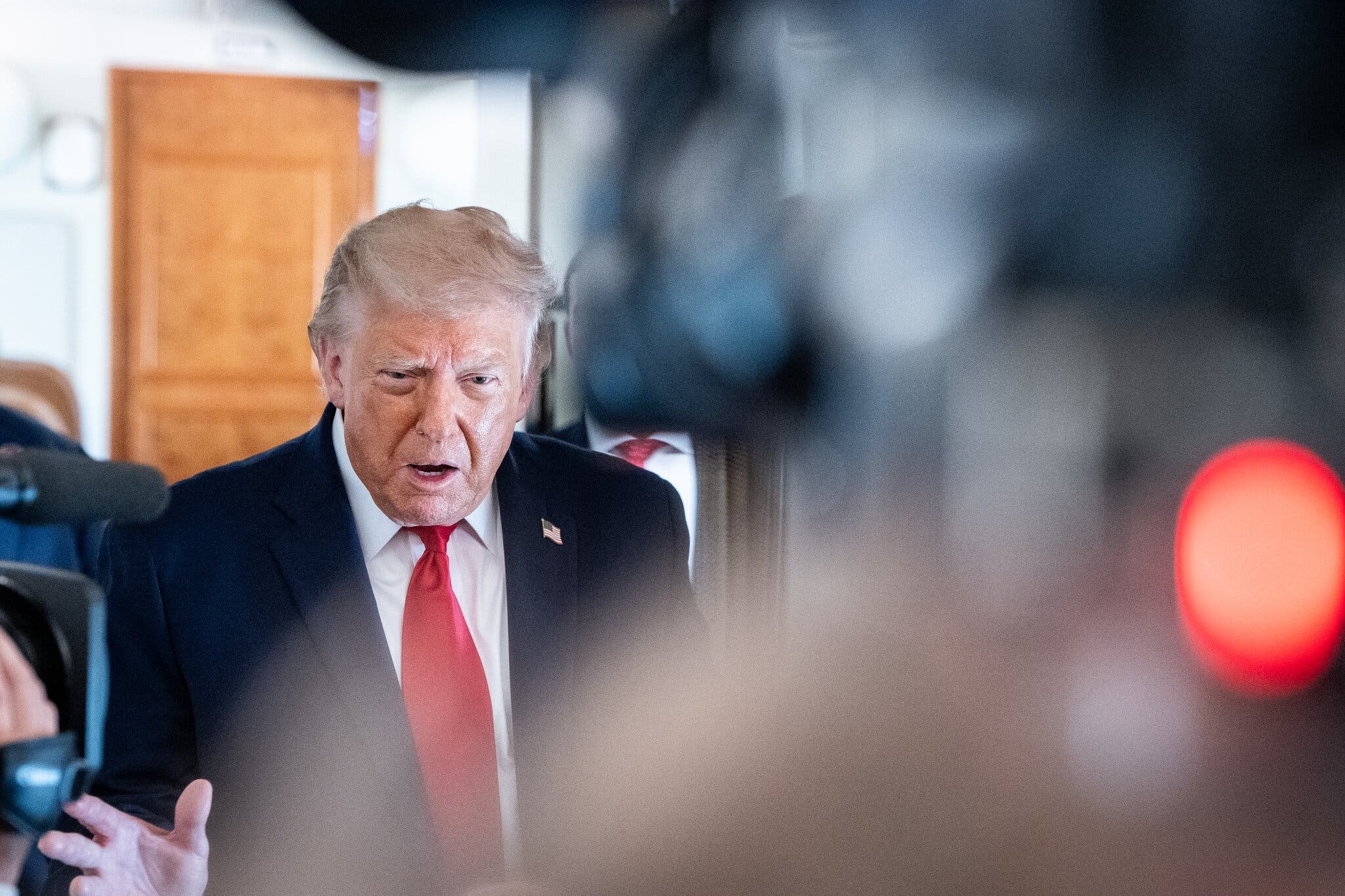 Ong Trump len tieng ve cuoc chien Iran hinh anh