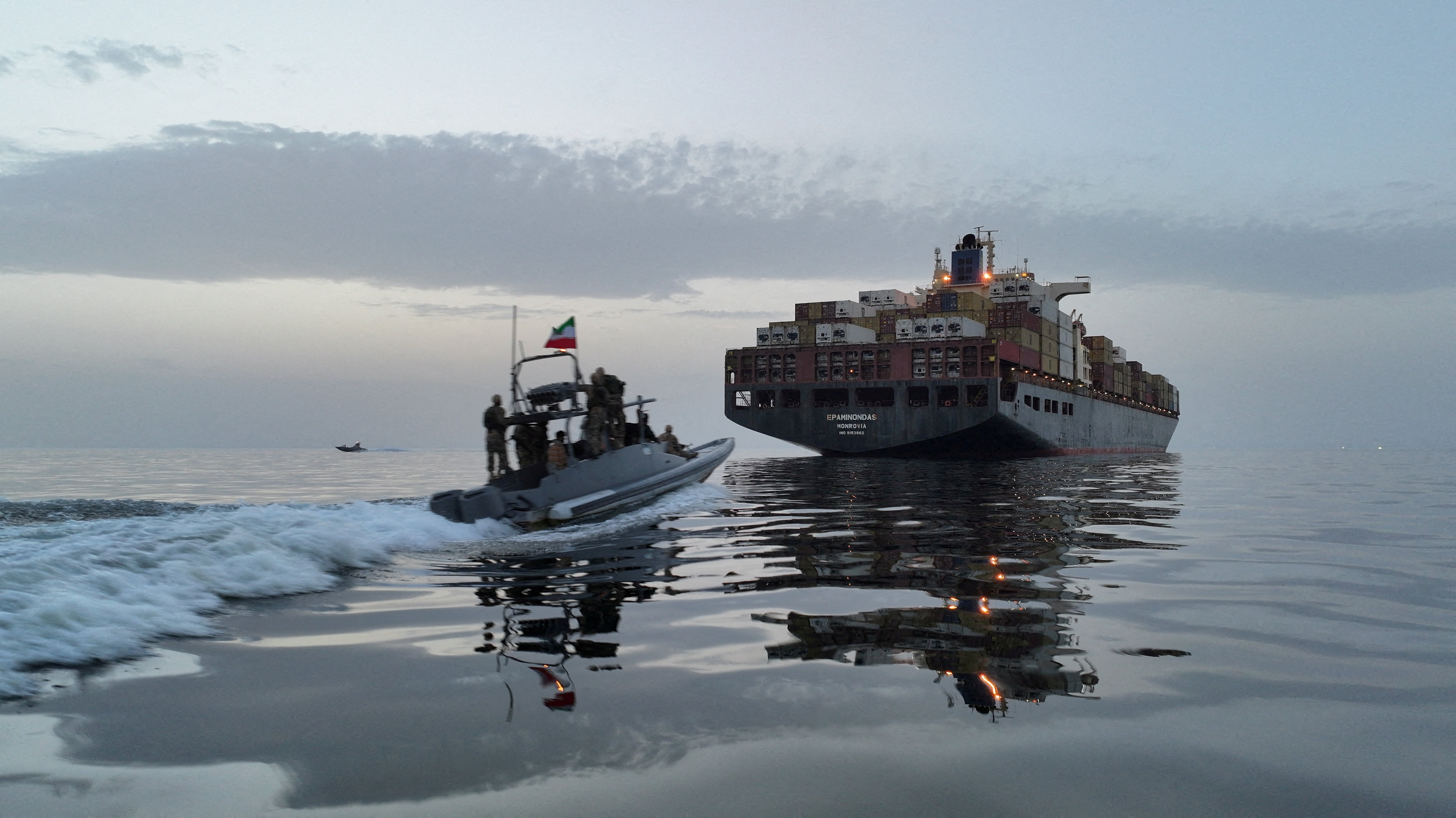 Iran tan cong Bahrain, Kuwait, dong cua eo bien Hormuz hinh anh