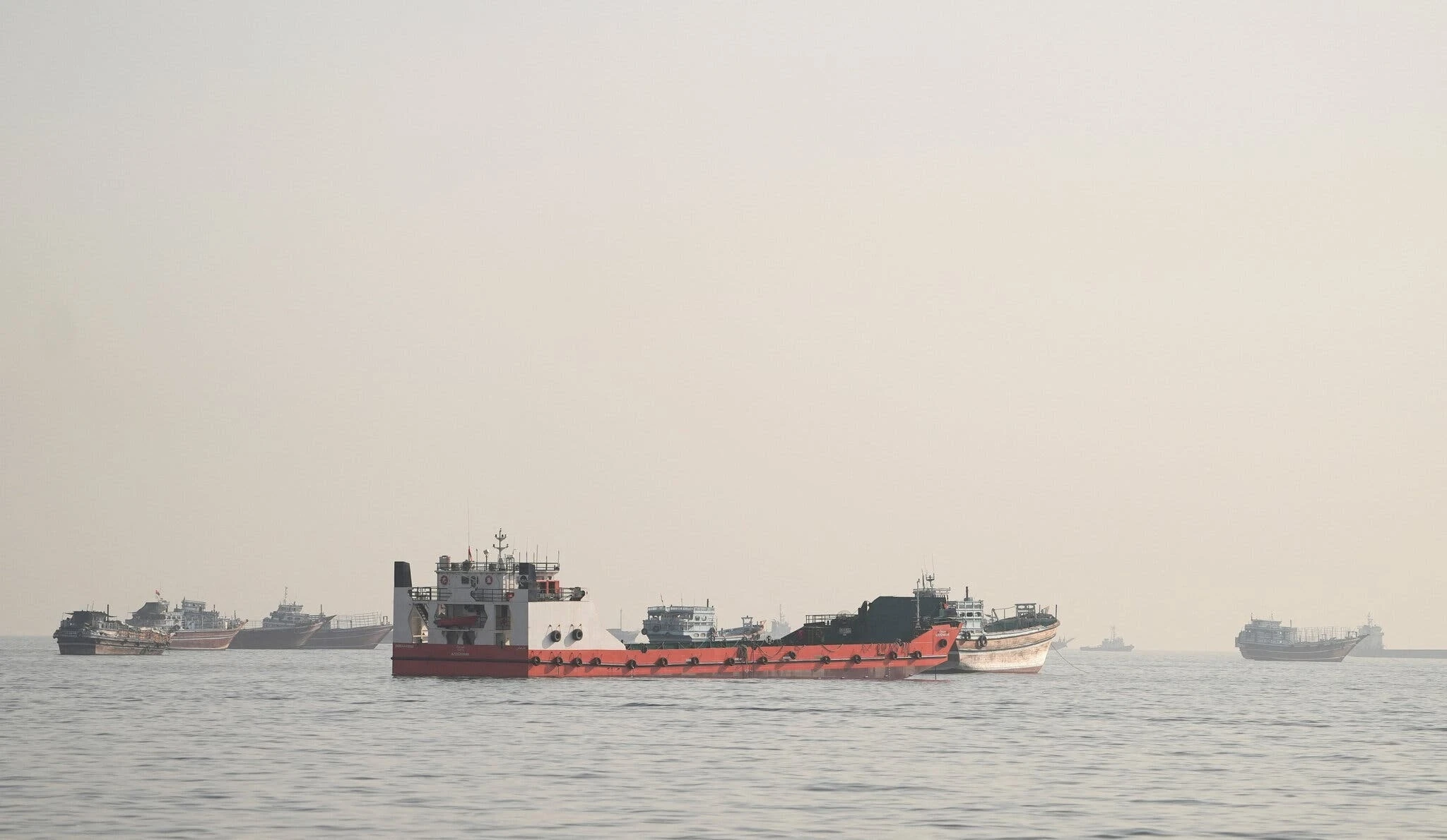 Eo bien Hormuz da mo, nhung tau thuyen van dung im hinh anh