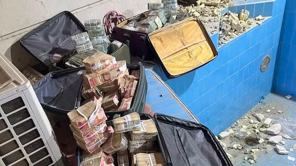 Phat hien 14 trieu USD giau trong tuong nha Thu truong Dau mo Iraq hinh anh