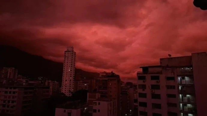 Bau troi Venezuela do quach giua tham kich dong dat hinh anh