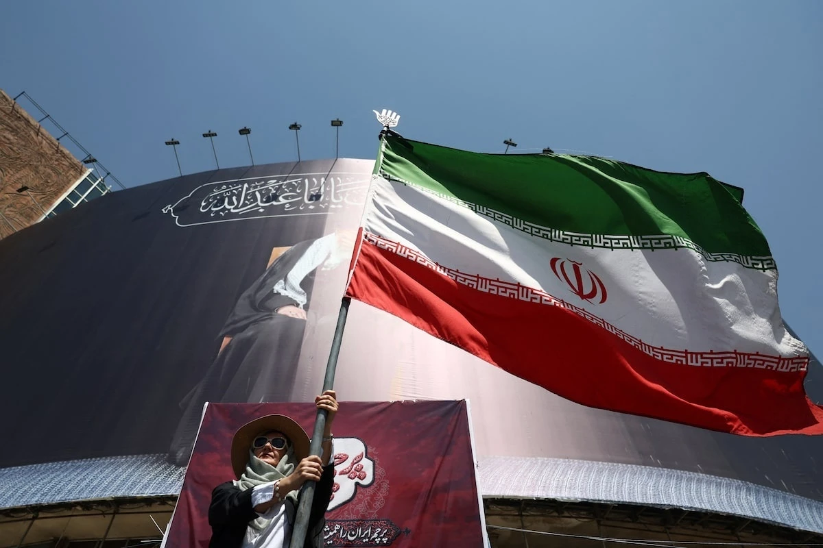 Israel doa tan cong, Iran noi gian hinh anh