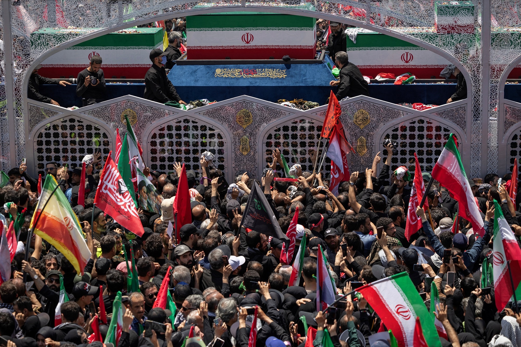 Doan xe cho linh cuu ong Ali Khamenei qua Tehran hinh anh