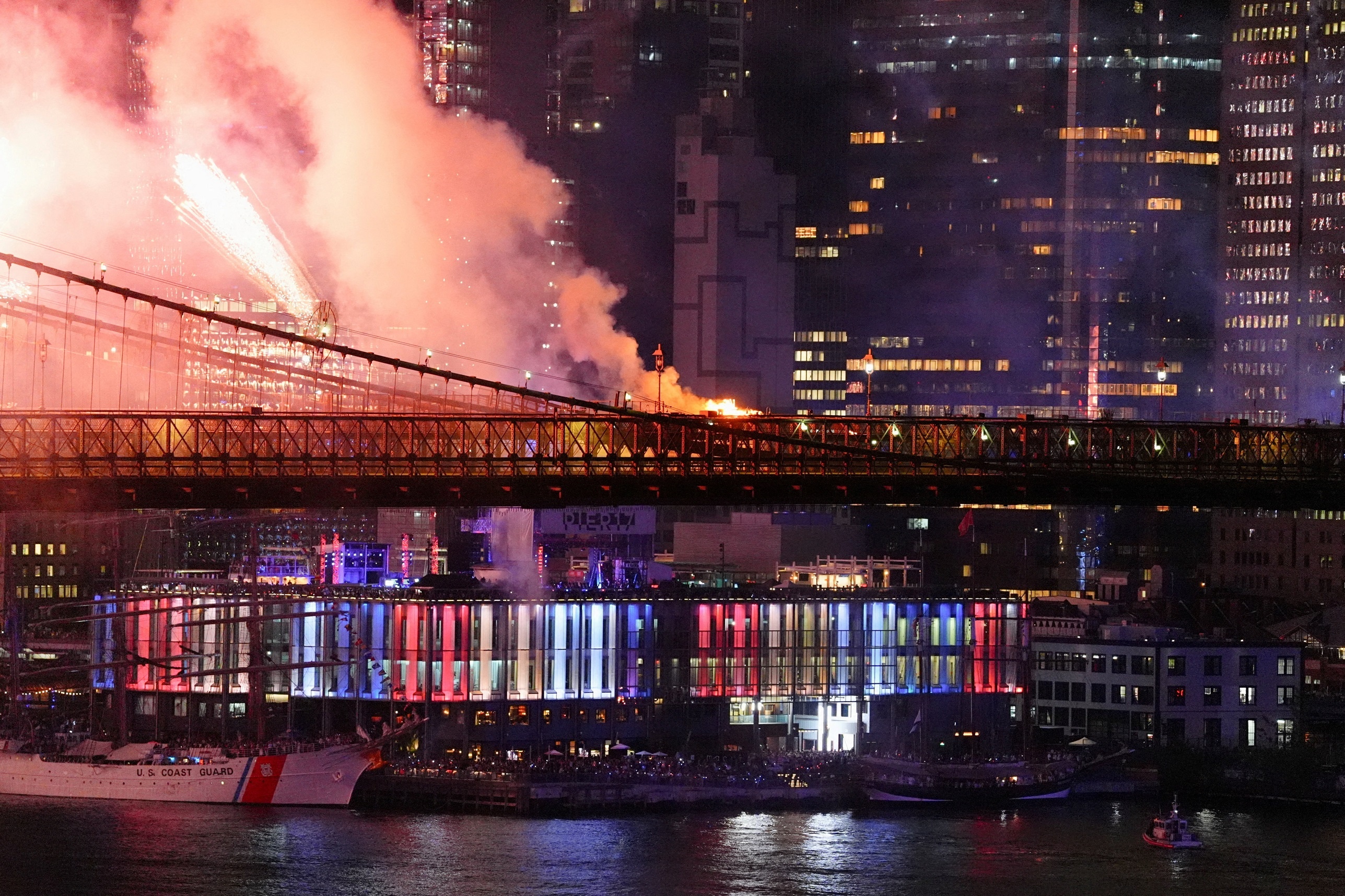 Chay tren cau Brooklyn o New York vi phao hoa mung Quoc khanh My hinh anh