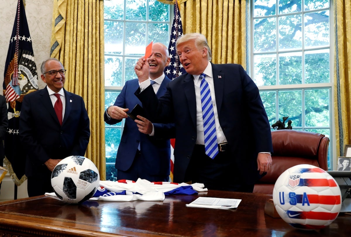 Tranh luan du doi vi cau thu My thoat an treo gio ‘nho ong Trump’ hinh anh