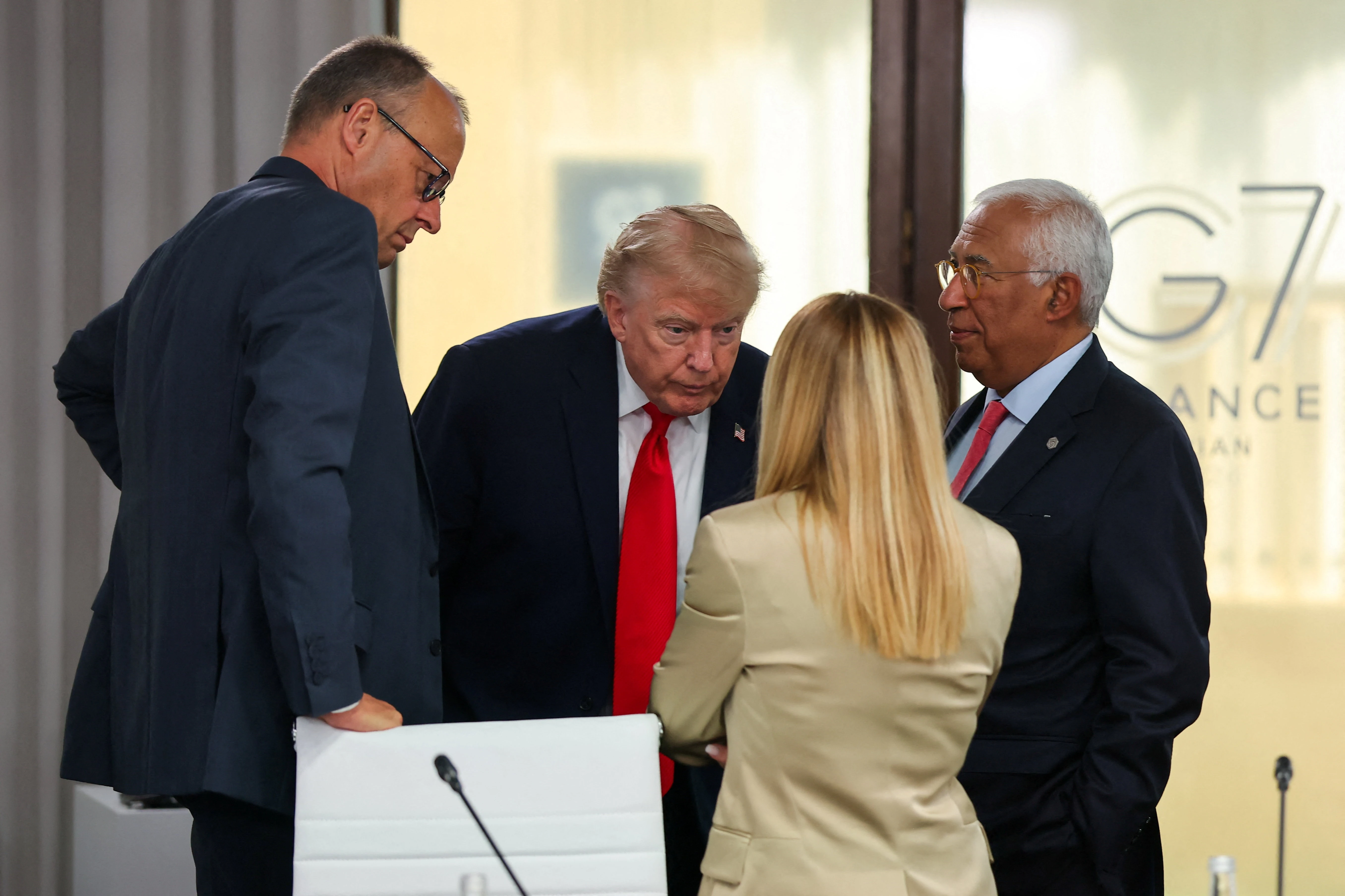 Dong thai la cua ong Trump ngay truoc hoi nghi NATO hinh anh