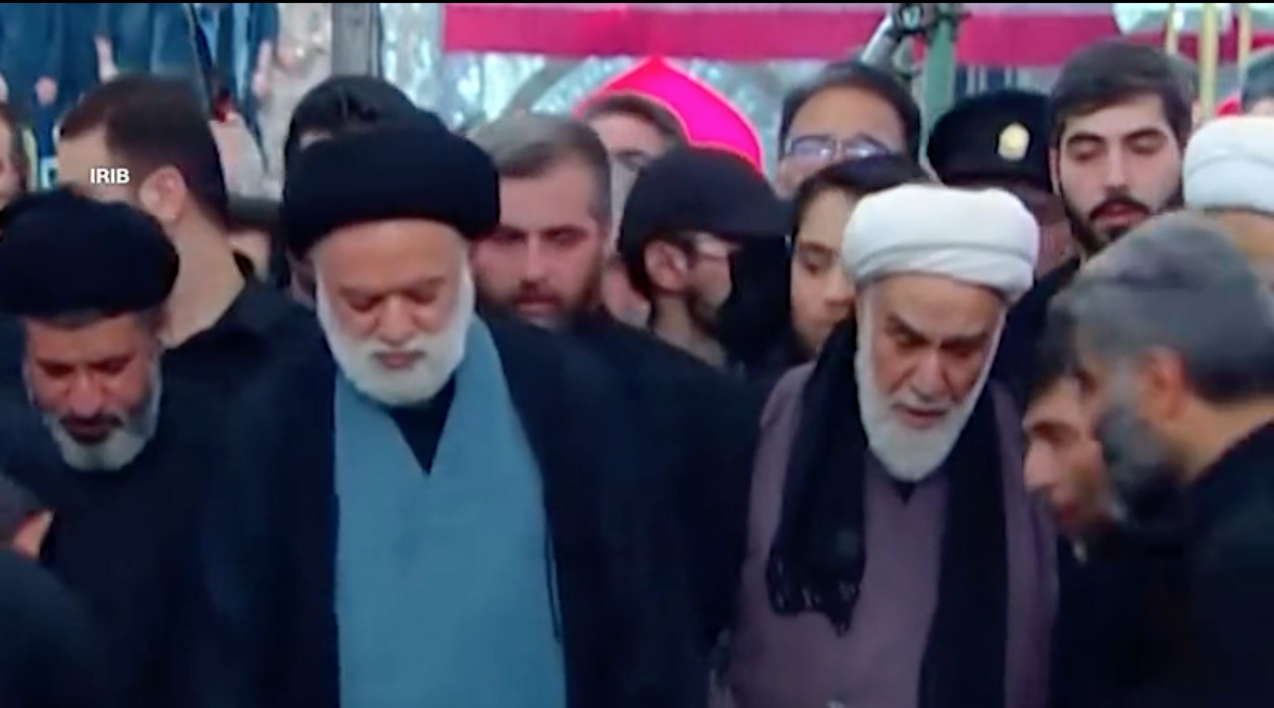 Nguoi che mat bi an xuat hien trong le an tang ong Ali Khamenei hinh anh