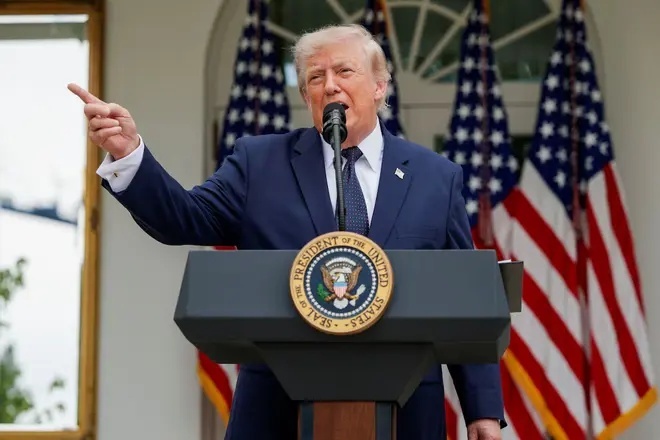 Tổng thống Trump tiết lộ thời điểm ngừng tấn công Iran