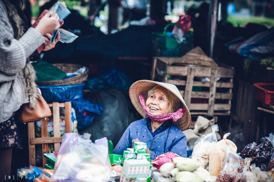 Nhung ganh hang rong tren duong pho Hoi An hinh anh