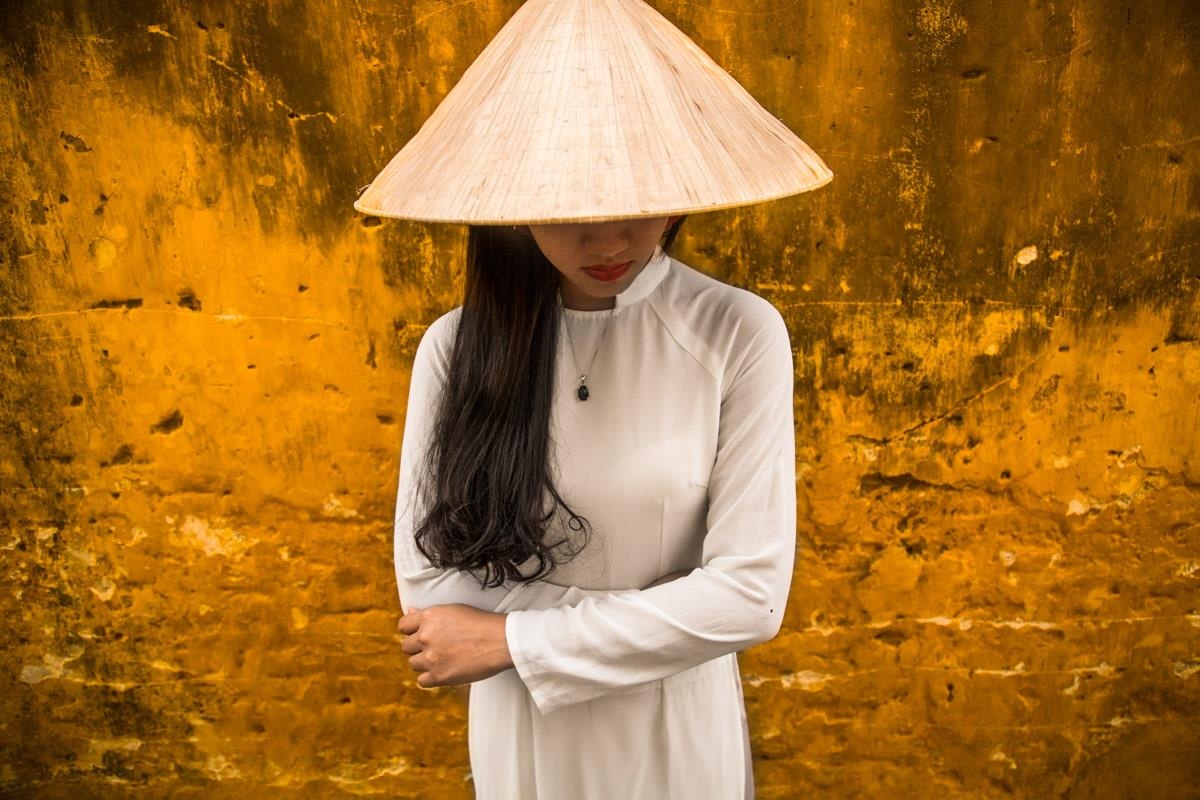 Ao dai qua cach khac hoa doc dao cua nhiep anh gia Rehahn hinh anh