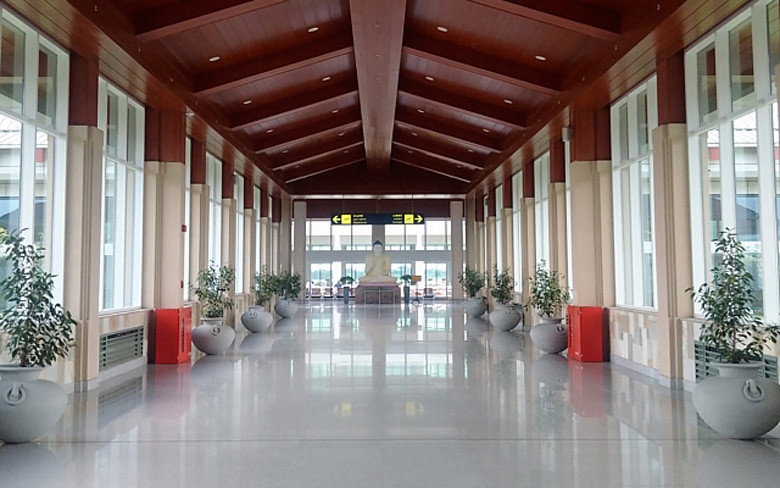 San bay 'khong mot bong nguoi' hinh anh