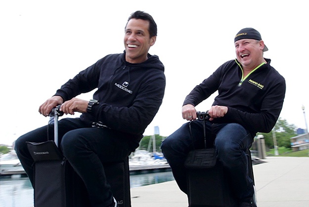 Vali dau tien chay nhu xe dien trong san bay hinh anh