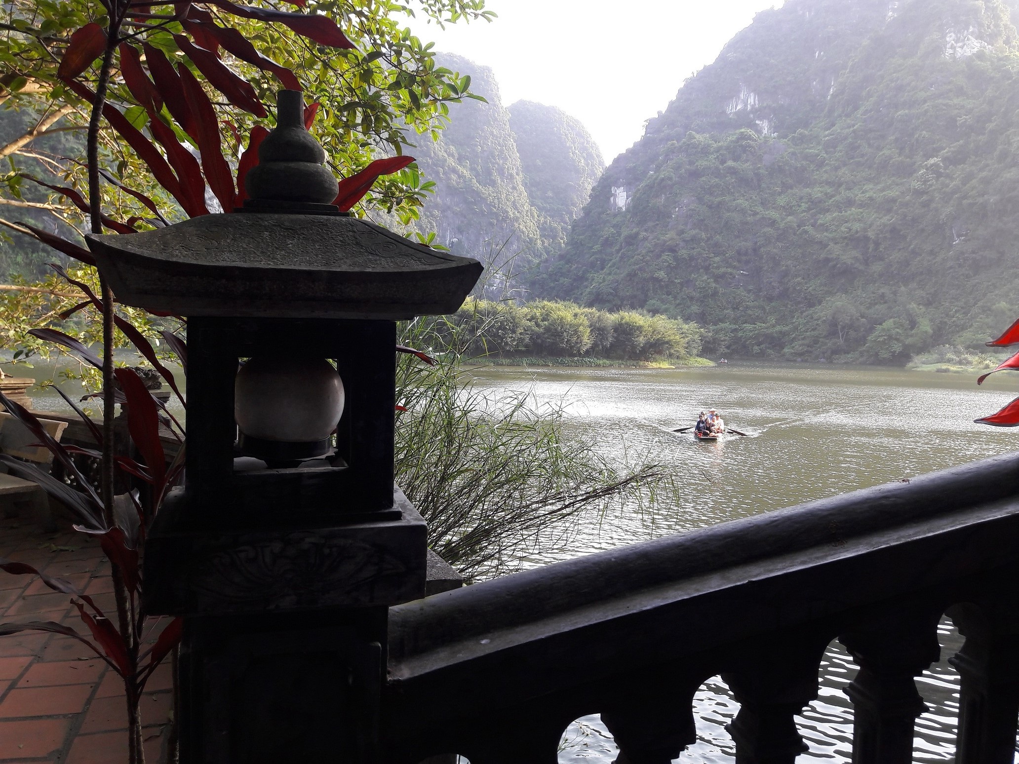 Kham pha danh thang Trang An chua toi 500.000 dong hinh anh