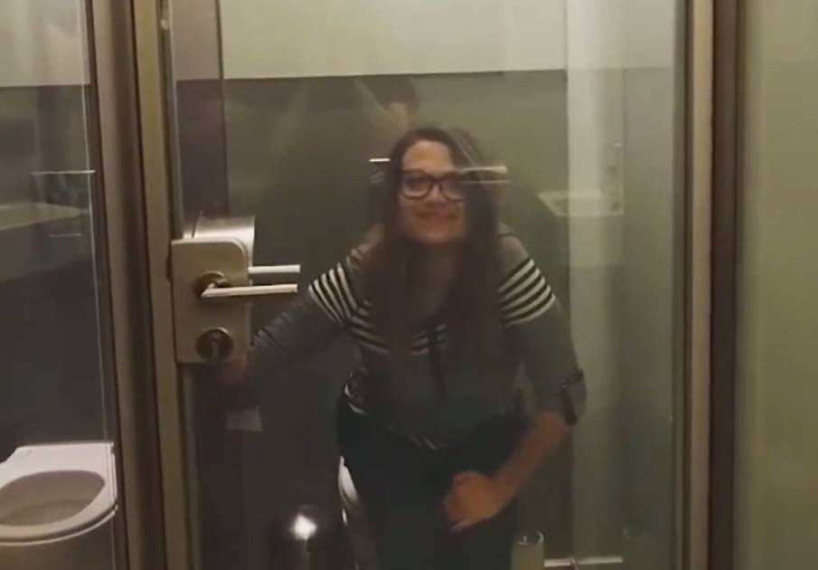 Cua toilet 'bien hinh' thong minh hinh anh