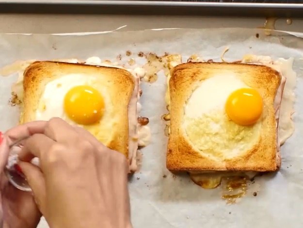 Cach nuong banh Croque Madame cho bua sang nhanh gon hinh anh