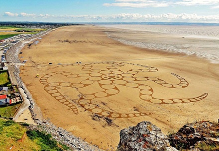 Tranh cát vẽ trên bãi biển ảnh 10 Tranh cat ve tren bai bien anh 10