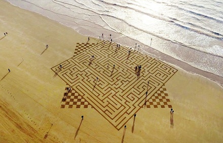 Nhung buc tranh cat khong lo ve 'toc hanh' tren bai bien hinh anh