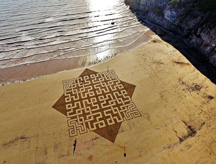 Tranh cát vẽ trên bãi biển ảnh 2 Tranh cat ve tren bai bien anh 2