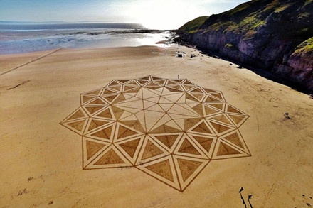 Tranh cát vẽ trên bãi biển ảnh 4 Tranh cat ve tren bai bien anh 4