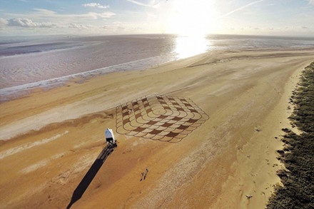 Tranh cát vẽ trên bãi biển ảnh 5 Tranh cat ve tren bai bien anh 5