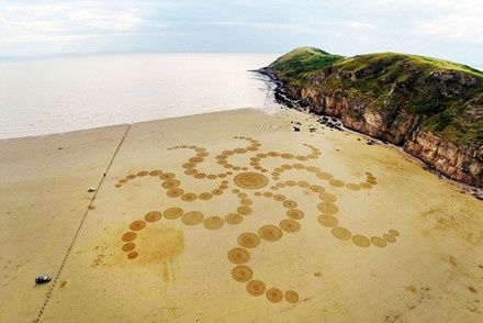 Tranh cát vẽ trên bãi biển ảnh 6 Tranh cat ve tren bai bien anh 6