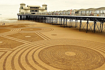 Tranh cát vẽ trên bãi biển ảnh 7 Tranh cat ve tren bai bien anh 7