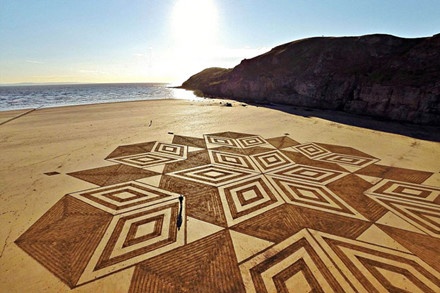 Tranh cát vẽ trên bãi biển ảnh 8 Tranh cat ve tren bai bien anh 8