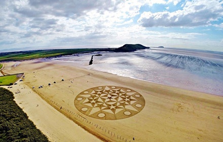 Tranh cát vẽ trên bãi biển ảnh 9 Tranh cat ve tren bai bien anh 9