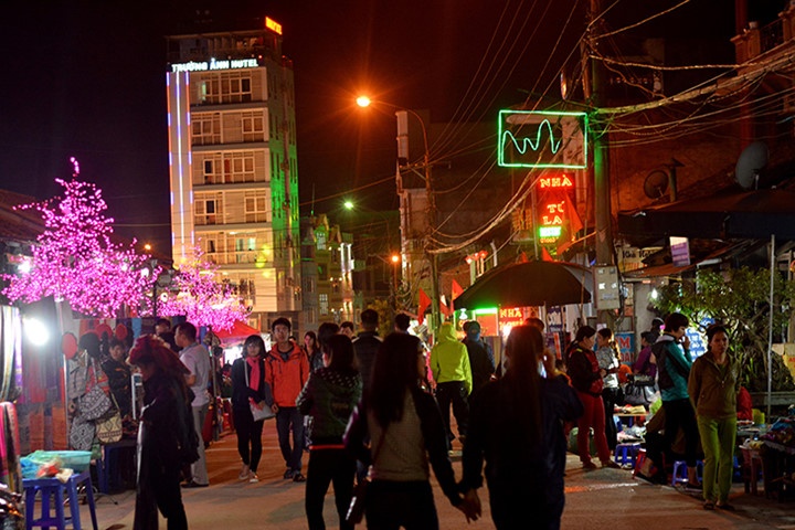 Thi tran Dong Van Ha Giang anh 11