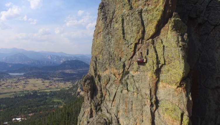 Cam trai tren vach nui cheo leo hinh anh