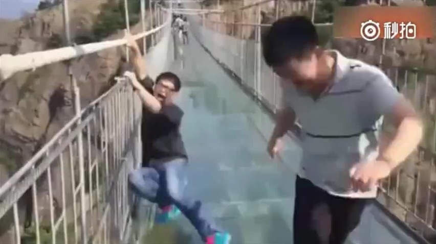 Du khach xin 'cuu mang' khi di tren cau kinh o Trung Quoc hinh anh