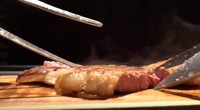 Than bo wagyu nuong tai ban o Nhat hinh anh