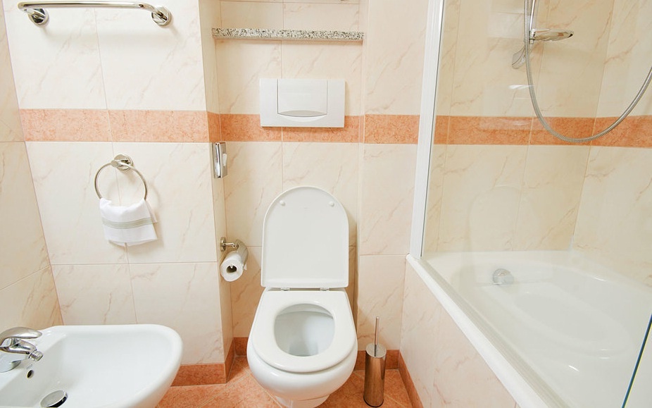 No trong toilet khach san, 4 khach nhap vien hinh anh