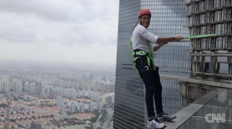 Di bo tren go tuong toa nha cao nhat Thuong Hai hinh anh