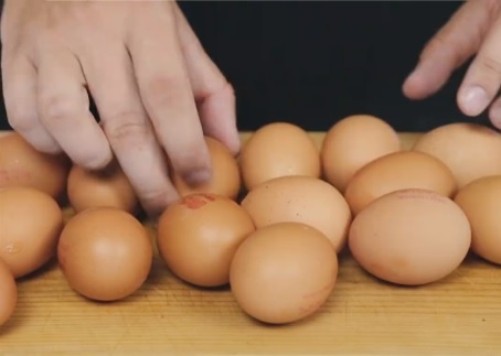 Cach phan biet trung moi va trung cu hinh anh