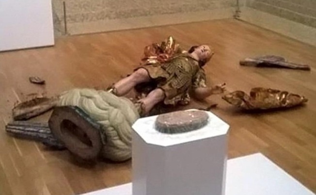 Ham ho selfie, khach tham quan pha tuong co 400 tuoi hinh anh