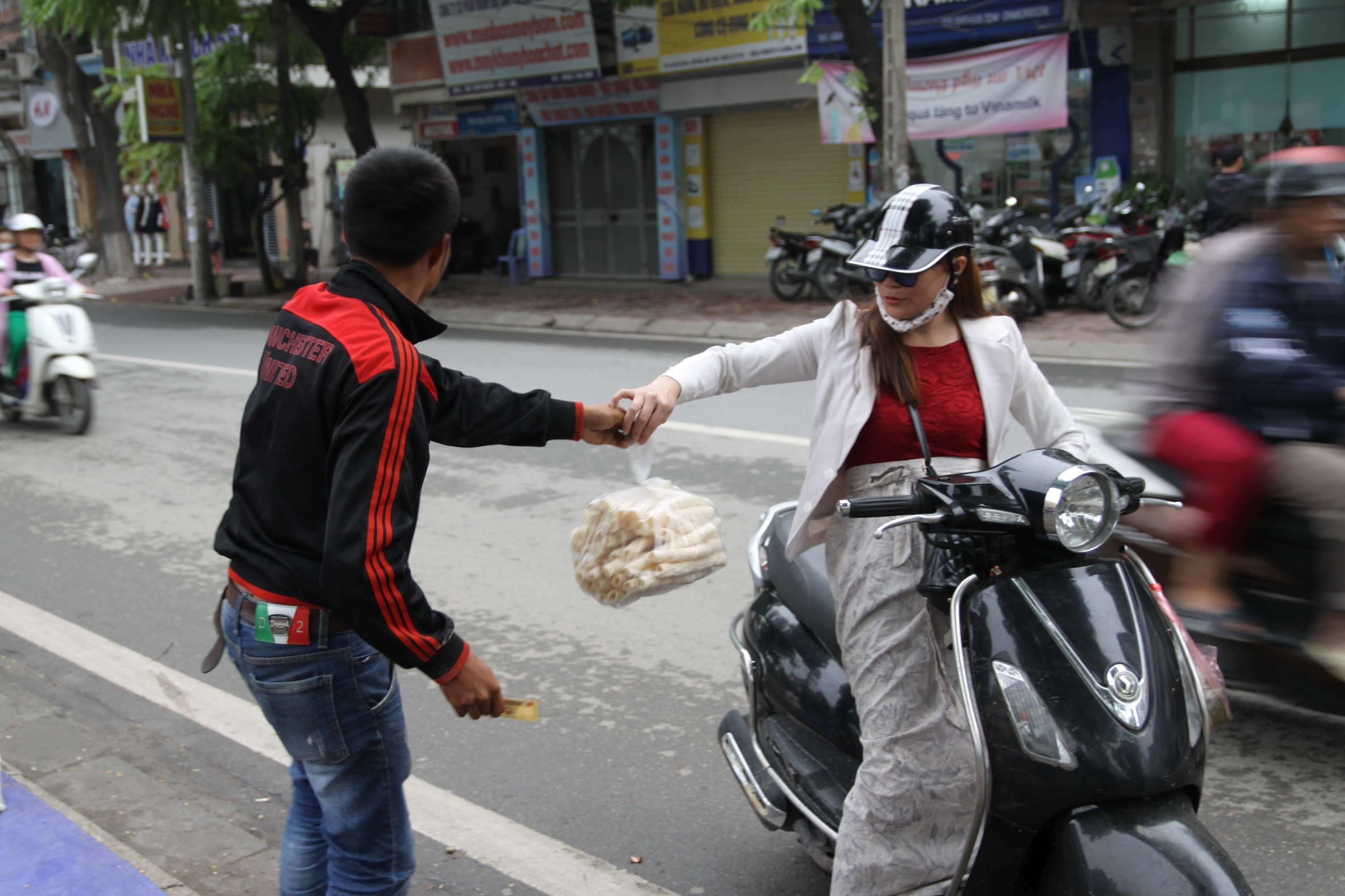 Bong gao 'khuynh dao' via he Ha Noi ngay dau dong hinh anh