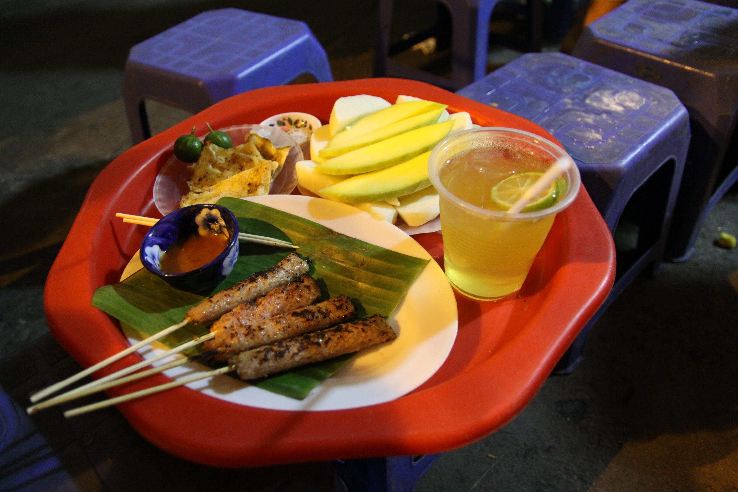 Cua hang nem chua nuong noi tieng hang chuc nam o Ha thanh hinh anh