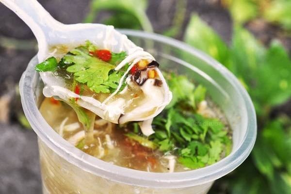 Quan sup cua ngon co tieng trong cho Tan Dinh hinh anh