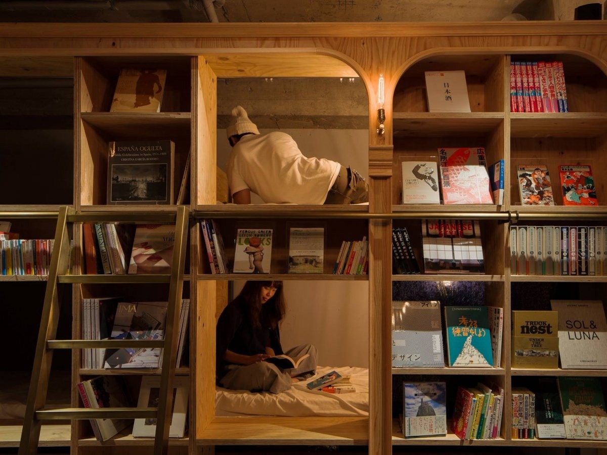 Khach san o Nhat Ban cho khach ngu trong cac gia sach hinh anh