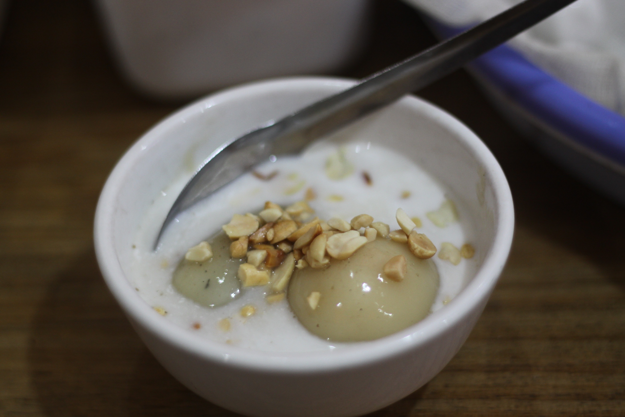 Troi lanh thuong thuc mon banh troi tau pho Hang Bac hinh anh