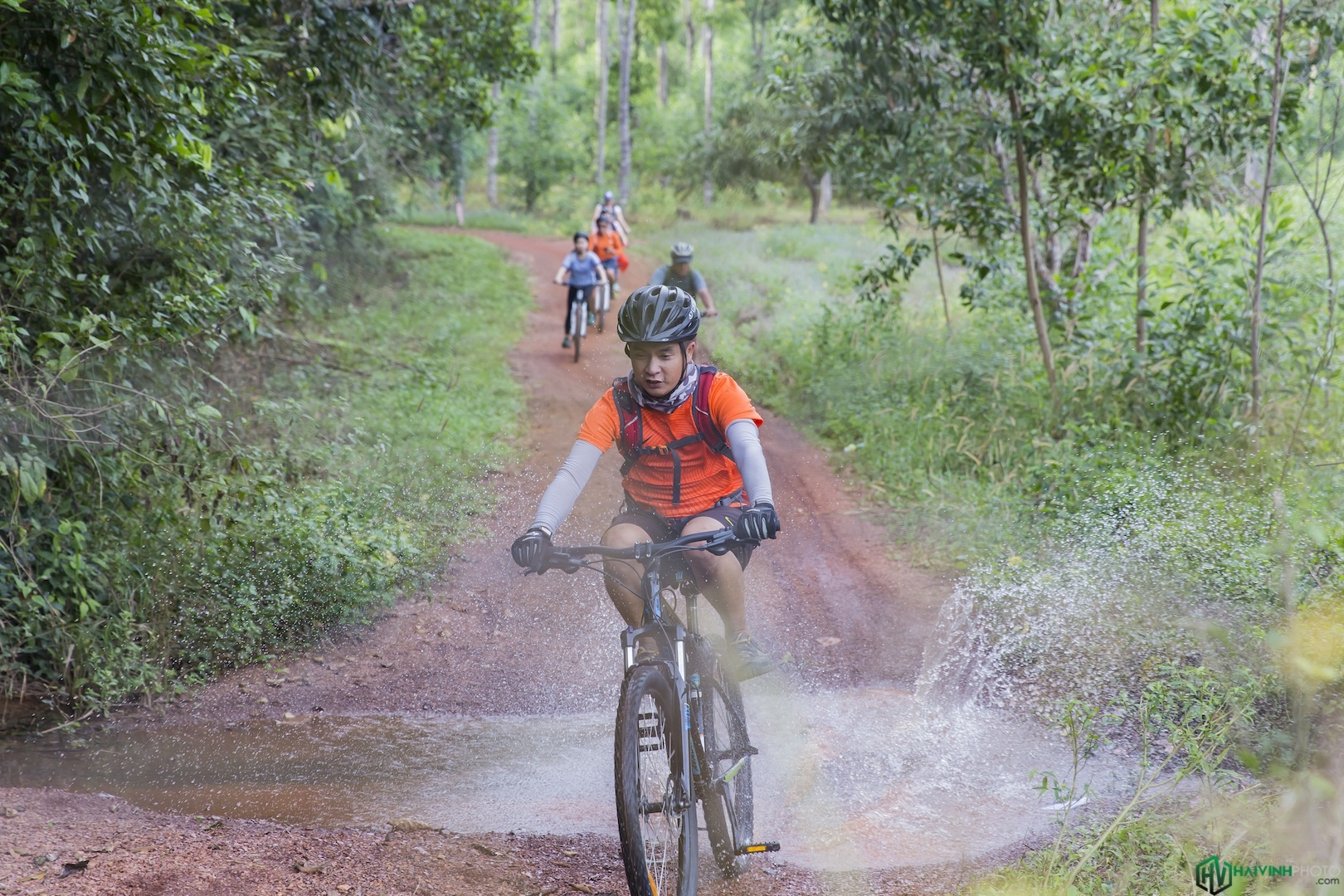 Jungle biking - thach thuc giua rung sau hinh anh
